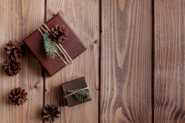 Vintage hediye kutusu ahşap zemin üzerinde yay ile