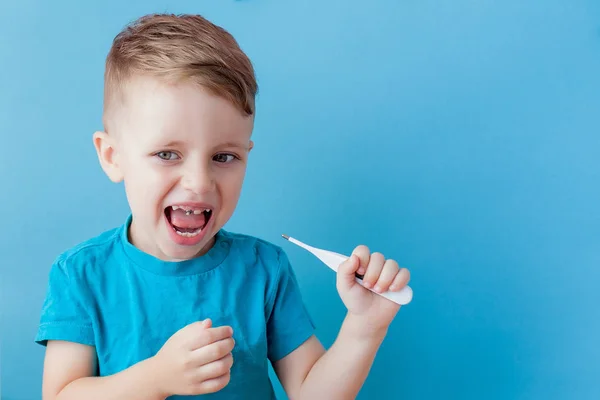 Malo niño pequeño con un termómetro, midiendo la altura de su — Foto de Stock