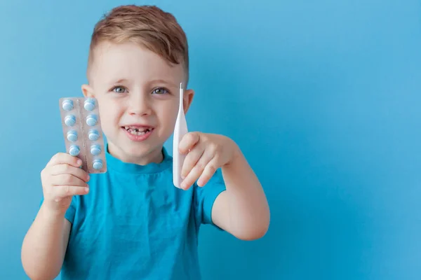 Malo niño pequeño con un termómetro, midiendo la altura de su — Foto de Stock