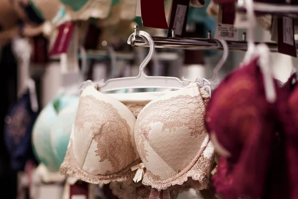 Sutiãs femininos à venda no mercado. Vareity de sutiã pendurado na loja de roupa interior lingerie. Anunciar, Venda, Conceito de moda — Fotografia de Stock