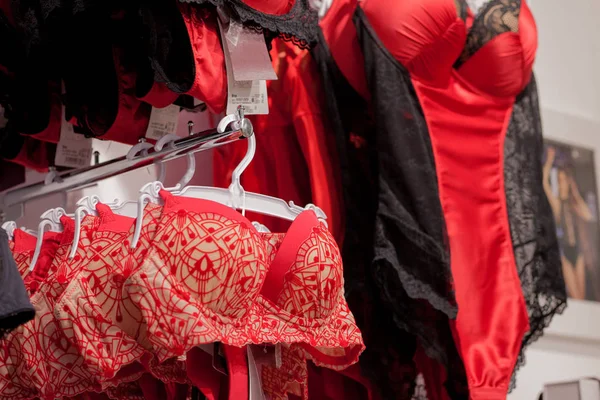 Vareity de sutiã pendurado na loja de roupa interior lingerie. Anunciar, Venda, Conceito de moda — Fotografia de Stock