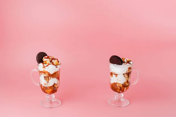 Sobremesa doce em vidro com biscoito e chantilly em bs rosa — Fotografia de Stock
