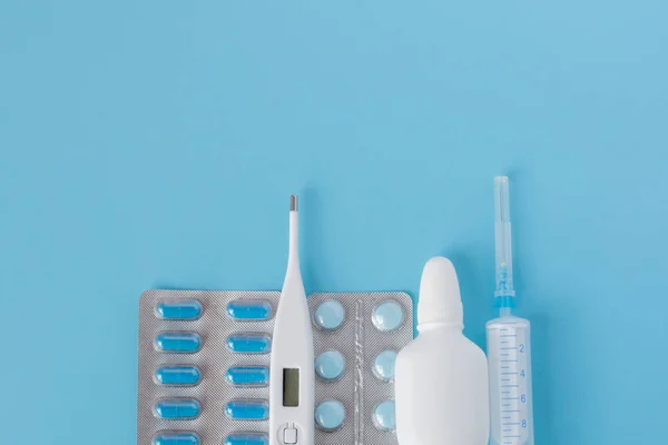 Tratamiento de resfriados y gripe. Varios medicamentos, un termómetro, sp — Foto de Stock