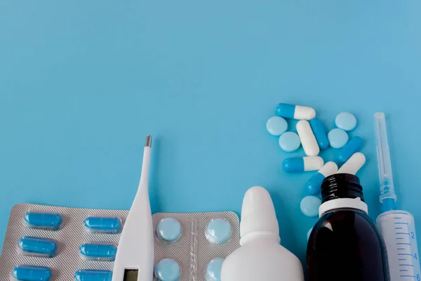 Tratamiento de resfriados y gripe. Varios medicamentos, un termómetro, sp — Foto de Stock