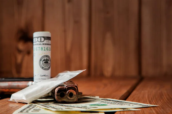 Pila de dinero, drogas y un arma en una mesa de madera, concepto sobre — Foto de Stock
