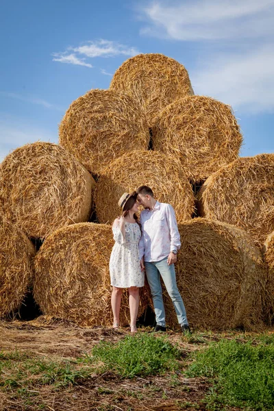 Happy young couple on straw, romantic people concept, beautiful — Stock Photo, Image