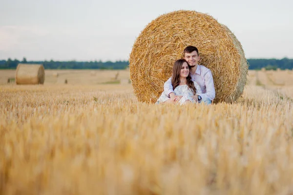 Happy young couple on straw, romantic people concept, beautiful — Stock Photo, Image