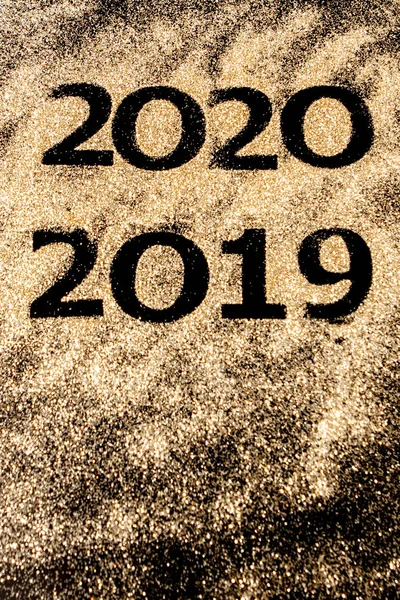 Números dourados brilhantes bonitos de 2019 a 2020 em fundo preto para design, conceito de feliz ano novo — Fotografia de Stock