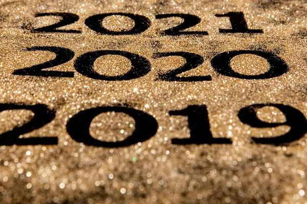 Όμορφη αφρώδη Golden Numbers του 2019 έως 2020 σε μαύρο φόντο για το σχεδιασμό, χαρούμενη έννοια του νέου έτους — Φωτογραφία Αρχείου