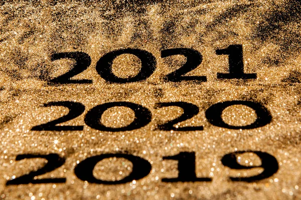 Όμορφη αφρώδη Golden Numbers του 2019 έως 2020 σε μαύρο φόντο για το σχεδιασμό, χαρούμενη έννοια του νέου έτους — Φωτογραφία Αρχείου