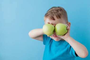 Little Boy mavi arka plan, di elinde bir Elma holding