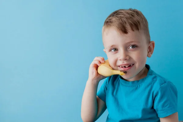 Niño intenta hablar por medio de un plátano en lugar de teléfono . — Foto de Stock