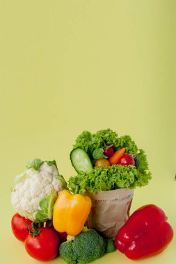 Organik sebze brokoli salatalık biber biber bro elma