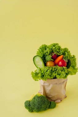 Sarı arka planda alışveriş torbası.