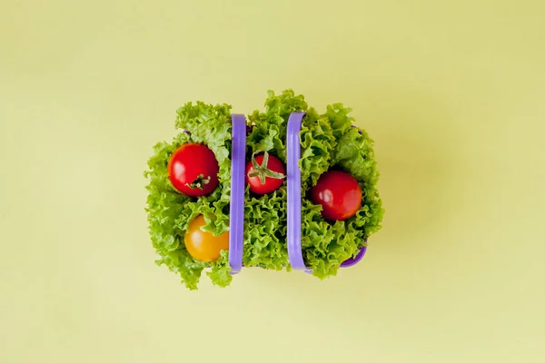 Małe świeże warzywa w koszyku na żółtym tle. Jedzenie z powrotem — Zdjęcie stockowe