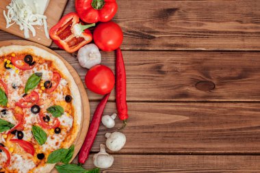 Pizza Margherita veya Mozzarella peyniri, domates, zeytin ile Margarita. Ahşap arka plan üzerinde İtalyan pizza