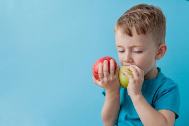 Little Boy mavi arka plan, di elinde bir Elma holding