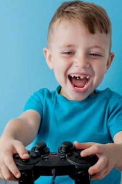 2-3 yaşlarında mavi elbiseli küçük bir çocuk.