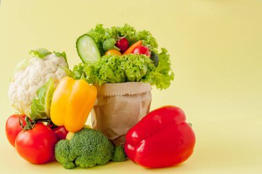 Organik sebze brokoli salatalık biber biber bro elma