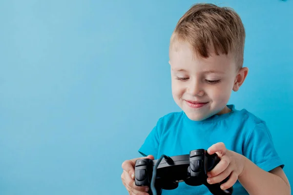 Bambino bambino 2-3 anni che indossa vestiti blu tenere in mano j — Foto Stock