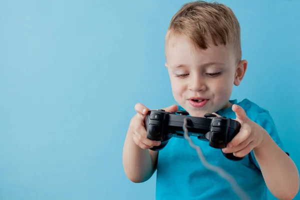 Niño pequeño de 2-3 años con ropa azul en la mano j — Foto de Stock