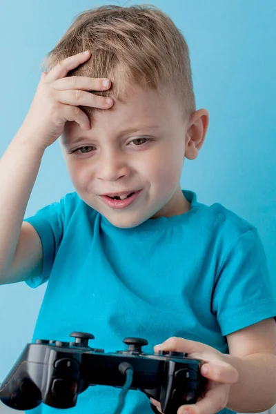 Маленький мальчик, 2-3 года, одет в синюю одежду. — стоковое фото