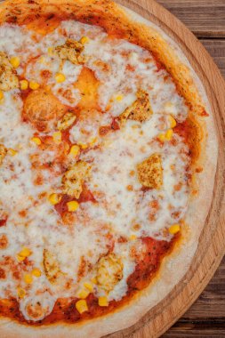 Koyu rustik ahşap arka plan üzerinde Hawaii pizza. Üstgörünüm, kopyala 