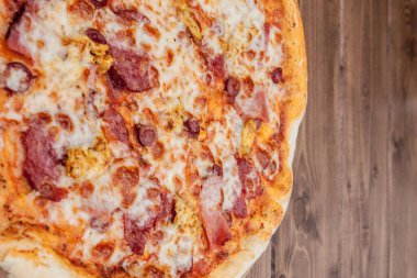 Mozzarella peynirli Pizza, salam, Domates, biber, Baharatlar. 