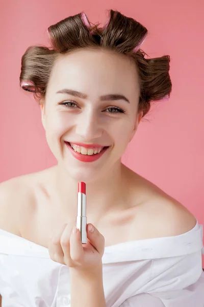 Nahaufnahme Porträt der schönen Mädchen setzen auf roten Lippenstift — Stockfoto