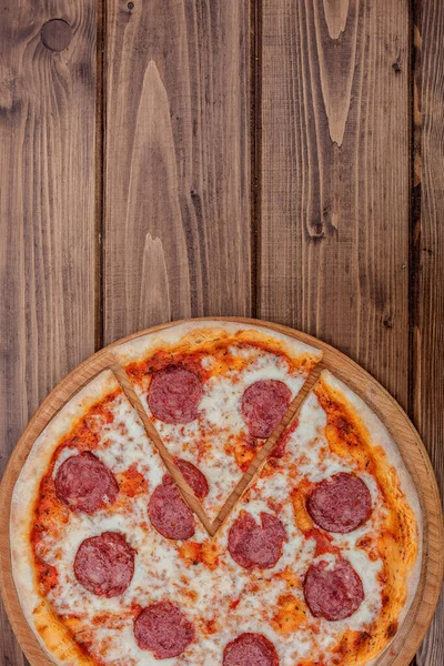 Pizza italienne Pepperoni avec salami sur fond de bois foncé à — Photo