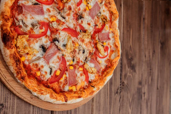 Pizza de Pepperoni con queso Mozzarella, Jamón, Tomates, Pimienta, S — Foto de Stock