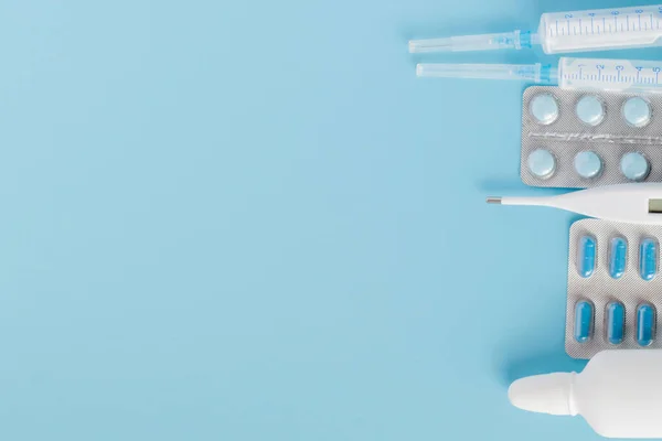 Tratamiento de resfriados y gripe. Varios medicamentos, un termómetro, sp — Foto de Stock