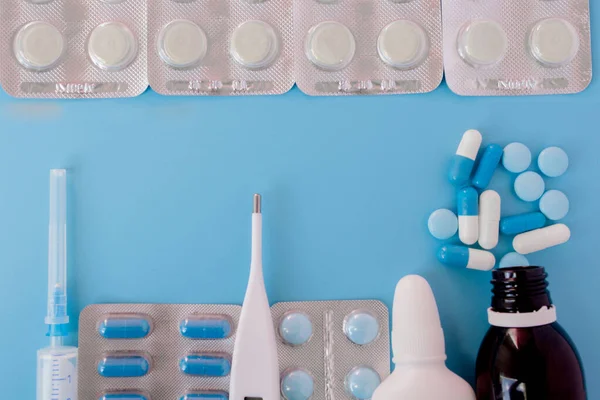 Tratamiento de resfriados y gripe. Varios medicamentos, un termómetro, sp — Foto de Stock