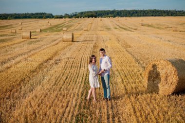 Saman üstünde mutlu genç çift, romantik insan konsepti, güzel manzara, yaz mevsimi