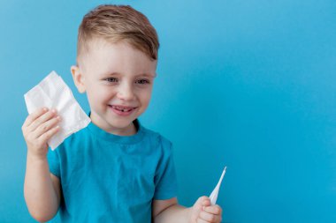 Bir termomether ile hasta küçük çocuk, onun yüksekliği ölçme