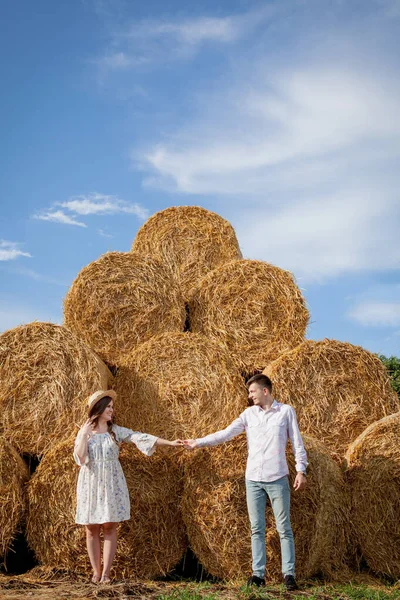 Feliz pareja joven en paja, concepto de gente romántica, hermoso paisaje, temporada de verano — Foto de Stock