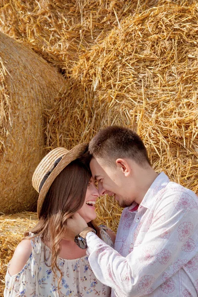 Feliz pareja joven en paja, concepto de gente romántica, hermosa —  Fotos de Stock