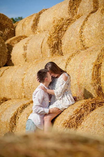 Šťastný mladý pár na slámě, koncept romantických lidí, krásná krajina, letní sezóna — Stock fotografie