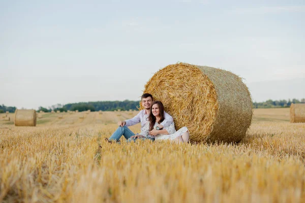 Feliz pareja joven en paja, concepto de gente romántica, hermosa —  Fotos de Stock