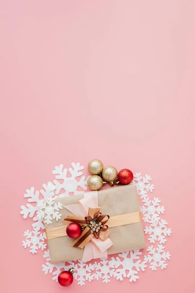 Närbild skott av små gåva insvept med band på rosa bakgrund. Julbakgrund. Minimalt koncept. Ett platt ligg. Ovanifrån — Stockfoto