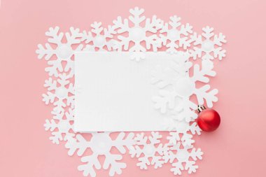 Yeni yıl konsepti. Not defterindeki hedef listesi, hediye kutusu ve fotokopi alanı olan pembe pastel renk üzerine noel süslemesi
