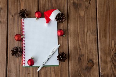 Ahşap bir masanın üzerinde planlı bir defter ile kavramsal kompozisyon