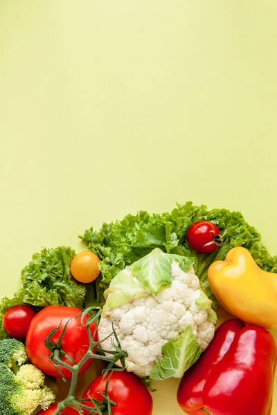 Gezond eten. Seizoensgebonden biologische rauwe groenten op gele achtergrond gr. — Stockfoto