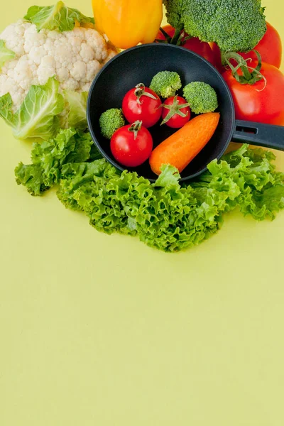 Biologisch voedsel. Gezonde groenten met broccoli, sla, rood en — Stockfoto