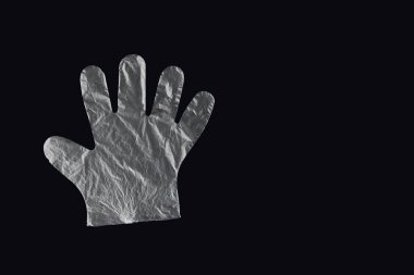 Siyah bir arka planda kolları, eldiven, plastik torba. İkinci el p