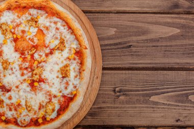 Koyu rustik ahşap arka plan üzerinde Hawaii pizza. Üstgörünüm, kopyala 