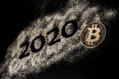 Mutlu Yıllar 2020 . 2020 yılını oluşturan iki ve sıfır rakamlarının Yaratıcı Kolajı. Güzel pırıl pırıl Altın sayı 2020 ve tasarım için siyah arka plan üzerinde bitcoin