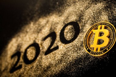 Mutlu Yıllar 2020 . 2020 yılını oluşturan iki ve sıfır rakamlarının Yaratıcı Kolajı. Güzel pırıl pırıl Altın sayı 2020 ve tasarım için siyah arka plan üzerinde bitcoin