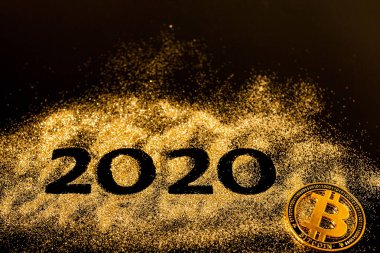 Mutlu Yıllar 2020 . 2020 yılını oluşturan iki ve sıfır rakamlarının Yaratıcı Kolajı. Güzel pırıl pırıl Altın sayı 2020 ve tasarım için siyah arka plan üzerinde bitcoin