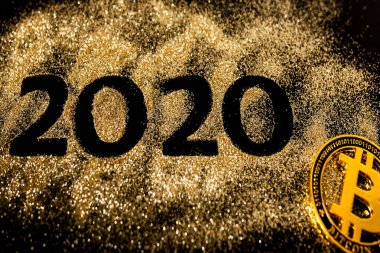 Mutlu Yıllar 2020 . 2020 yılını oluşturan iki ve sıfır rakamlarının Yaratıcı Kolajı. Güzel pırıl pırıl Altın sayı 2020 ve tasarım için siyah arka plan üzerinde bitcoin